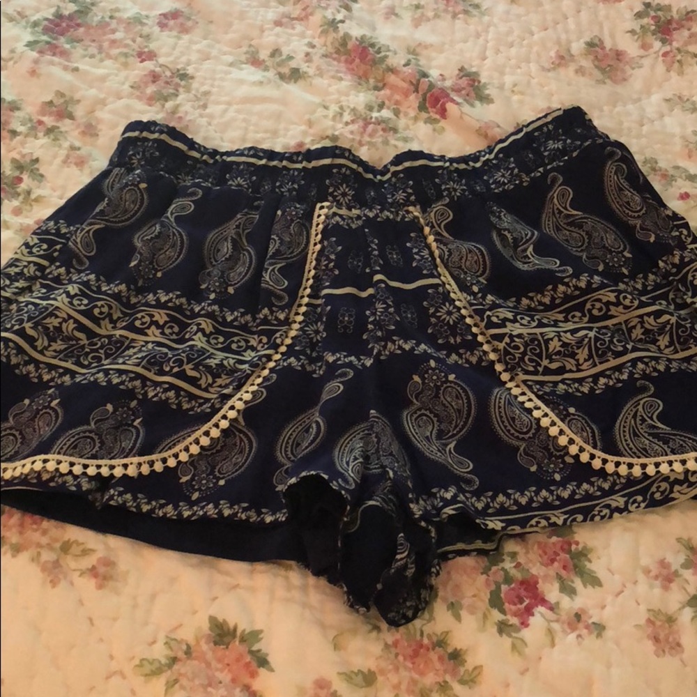 Paisley layered shorts with small pompom stitching